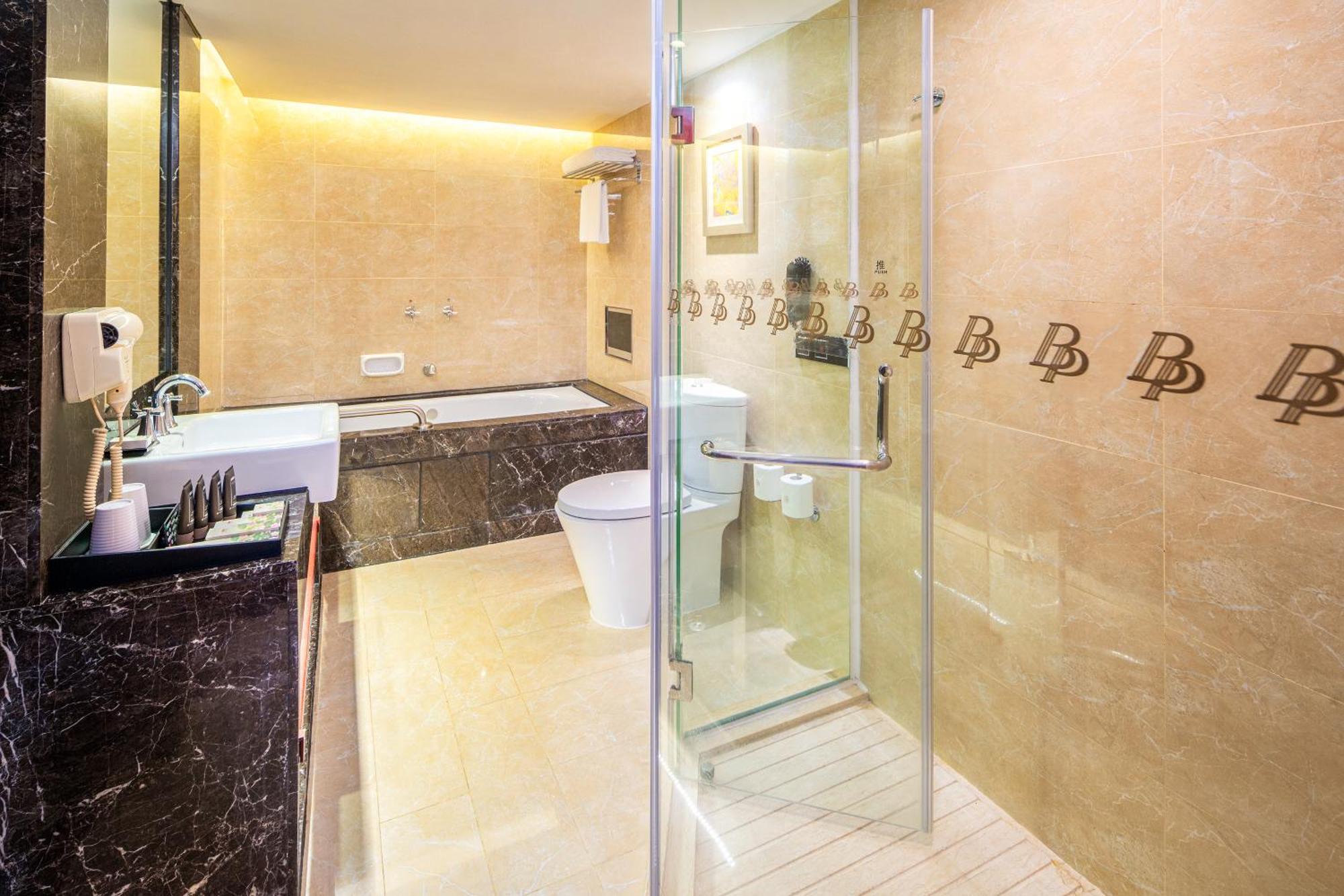 Hotel Beverly Plaza Макао Екстериор снимка